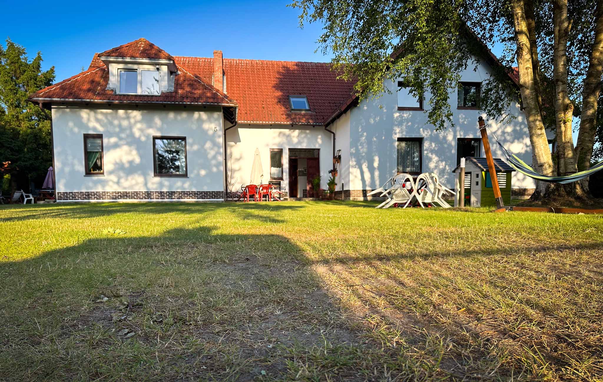 Zielony Zakątek Dzwirzyno - widok na dom i ogród